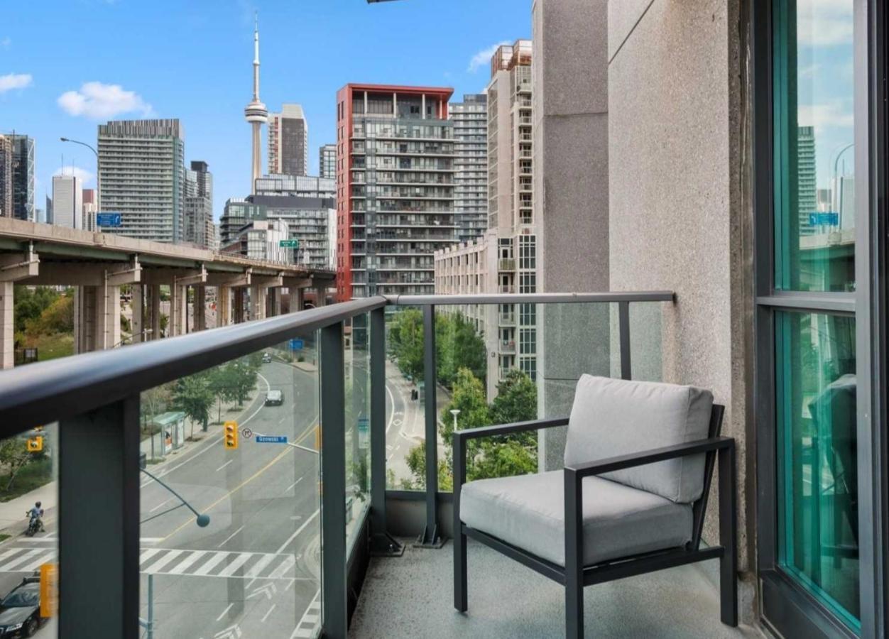 Cn Tower View With Free Parking, Pool, & More Amenities トロント エクステリア 写真