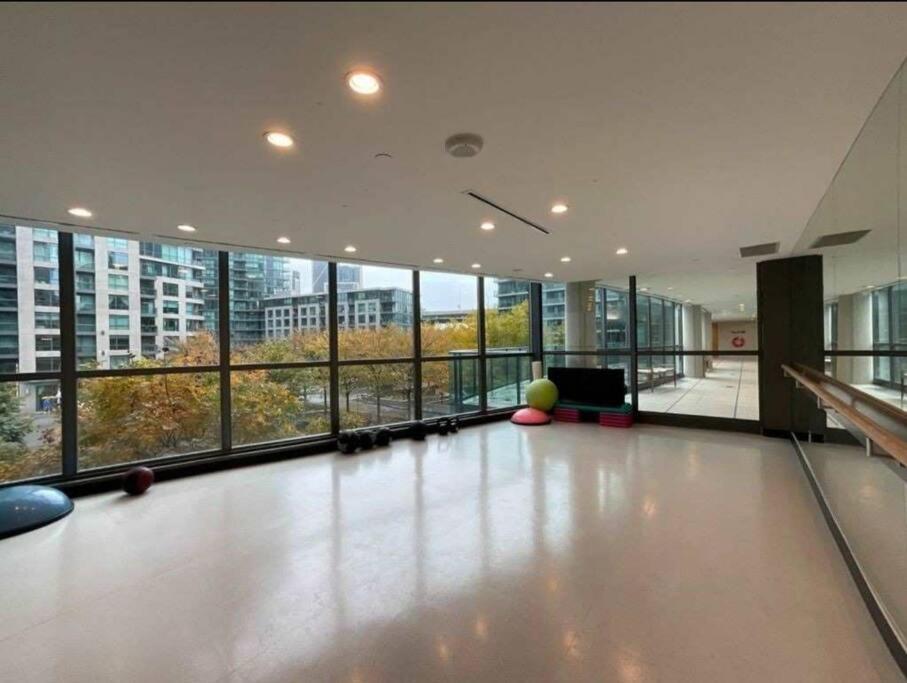 Cn Tower View With Free Parking, Pool, & More Amenities トロント エクステリア 写真