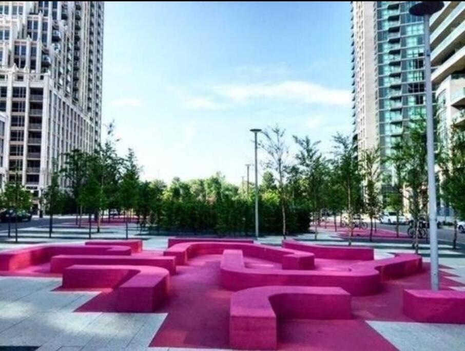 Cn Tower View With Free Parking, Pool, & More Amenities トロント エクステリア 写真