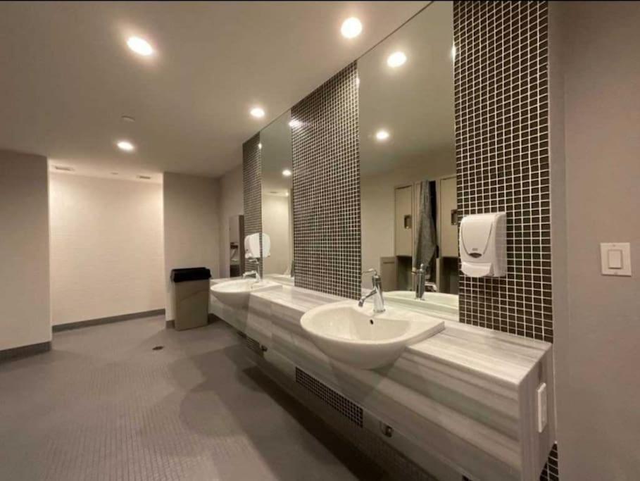 Cn Tower View With Free Parking, Pool, & More Amenities トロント エクステリア 写真