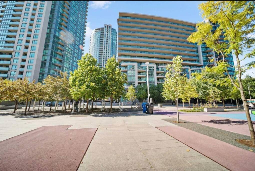 Cn Tower View With Free Parking, Pool, & More Amenities トロント エクステリア 写真