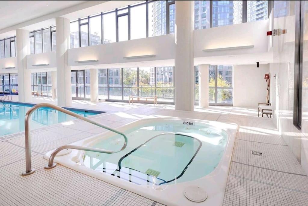 Cn Tower View With Free Parking, Pool, & More Amenities トロント エクステリア 写真